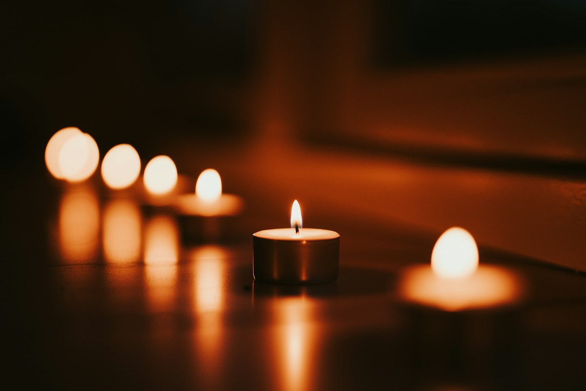 Velas encendidas que crean el ambiente de un masaje relajante en una habitación de hotel