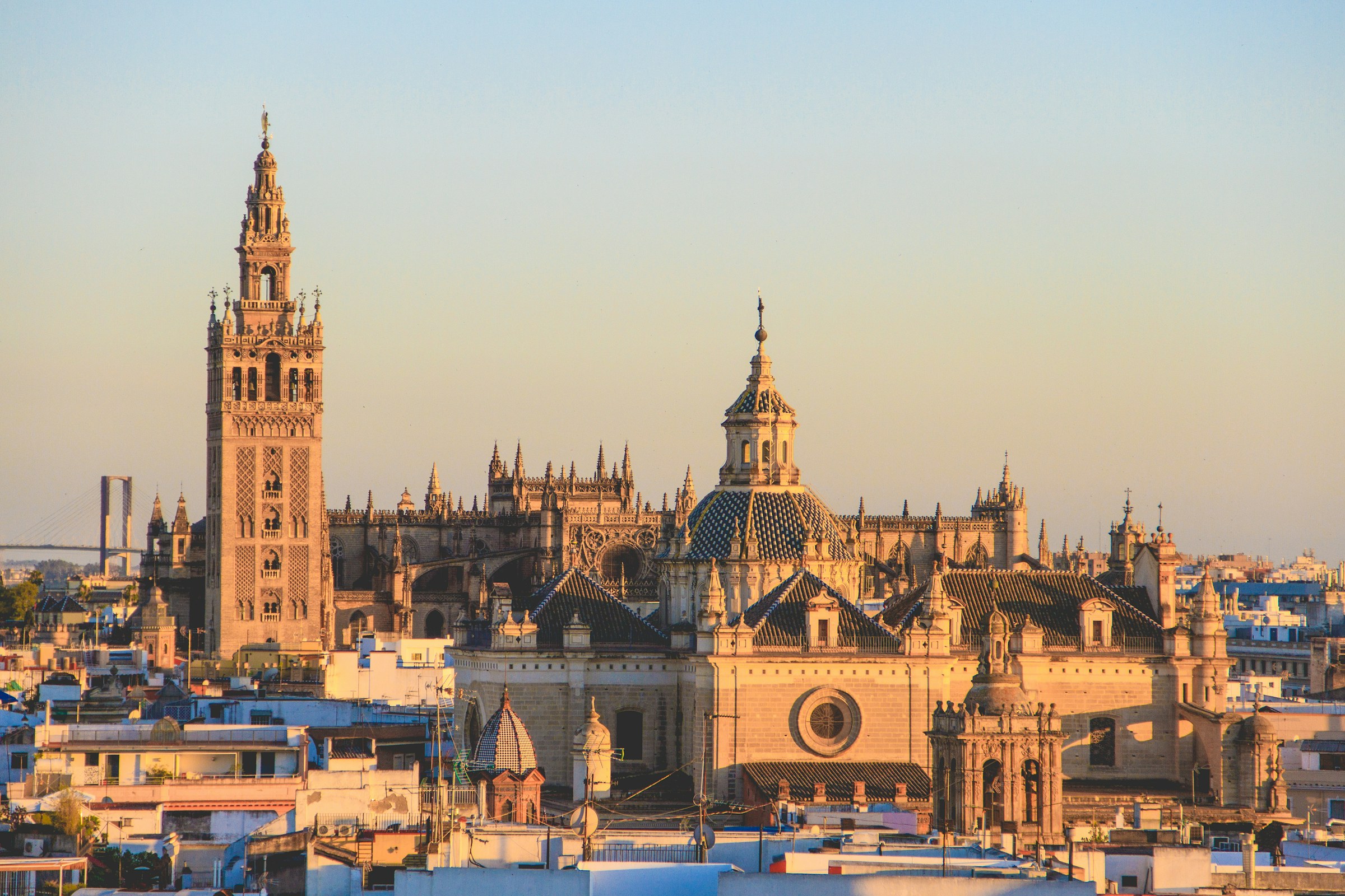 La Giralda y la Catedral de Sevilla sobre los tejados de la ciudad al atardecer