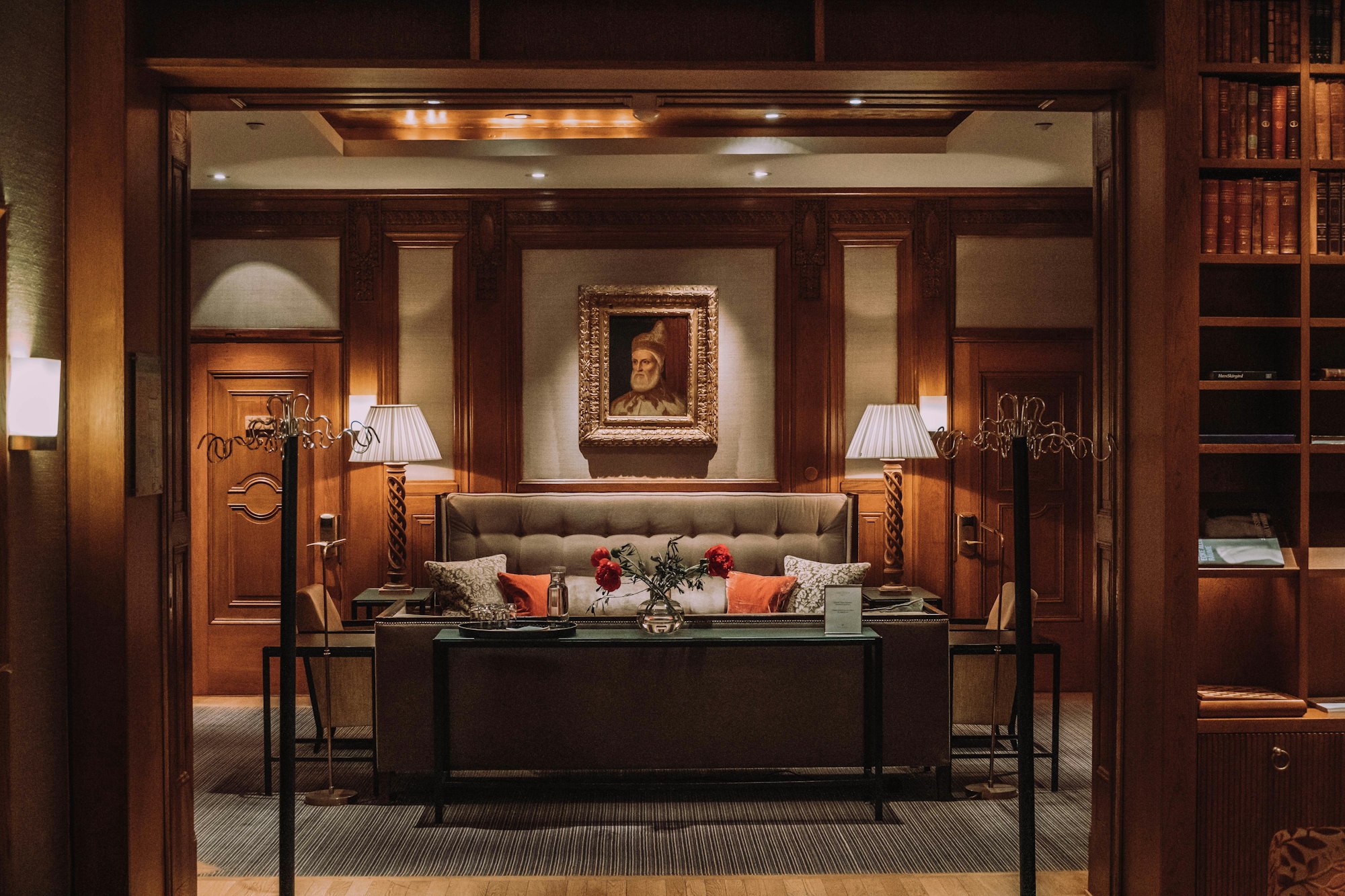 Salón de un hotel de lujo, colaboración de AORA con hoteles de Sevilla