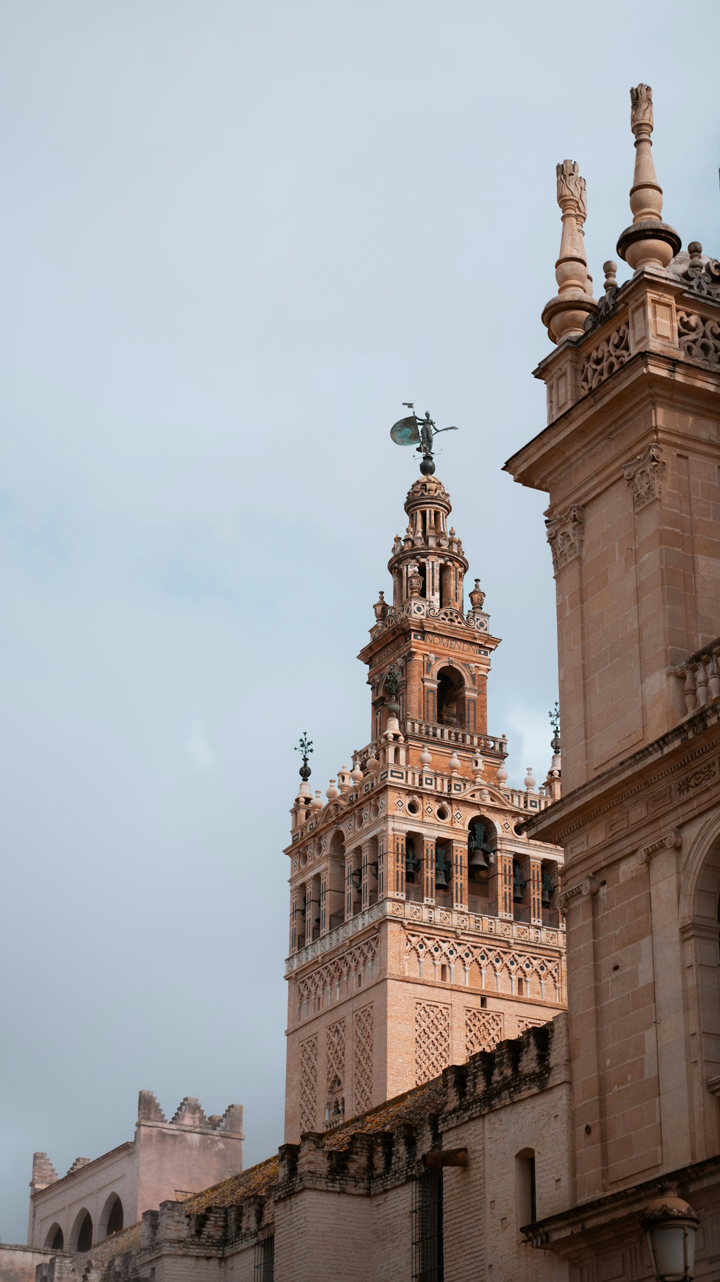 La Giralda de Sevilla con la primera luz de la mañana
