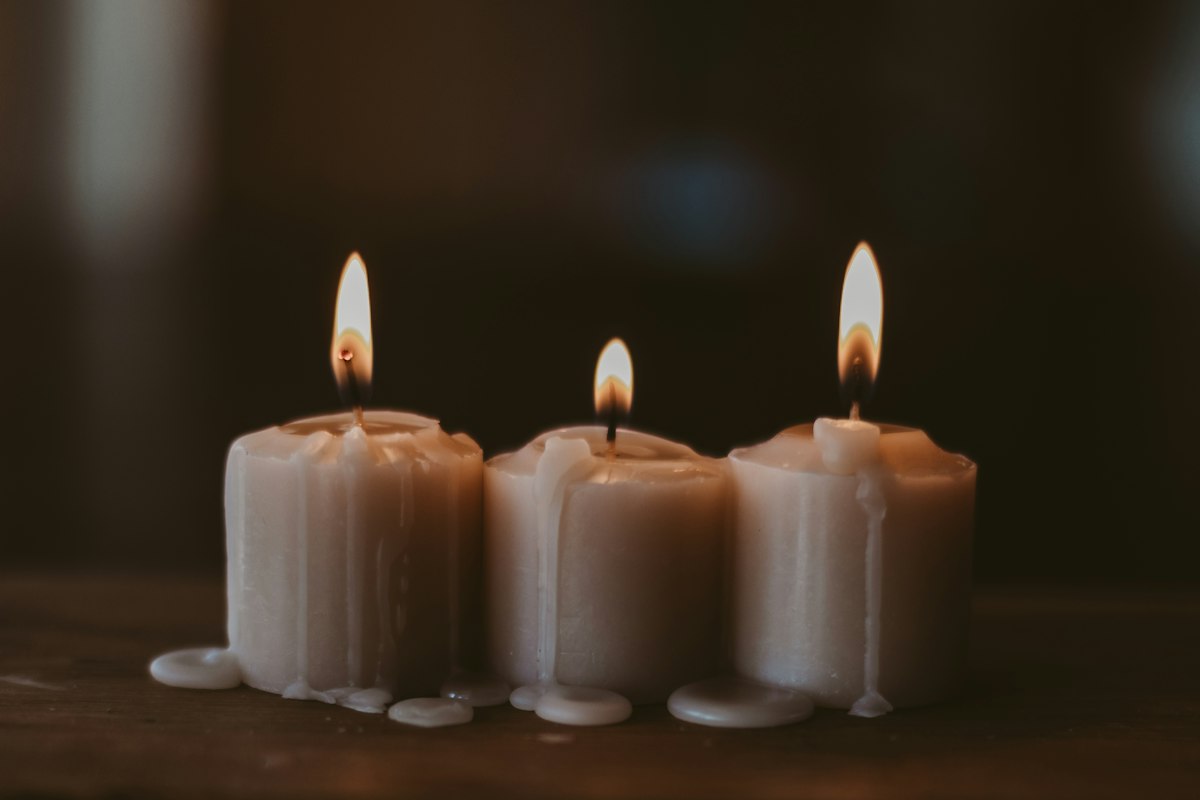 Velas preparadas para una sesión de masaje a domicilio en Sevilla